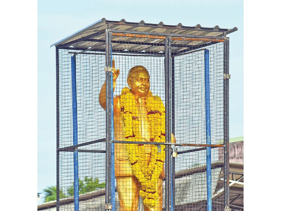உரசிக்கொண்ட சாதிகள்... உடைக்கப்பட்ட அம்பேத்கர் சிலை!