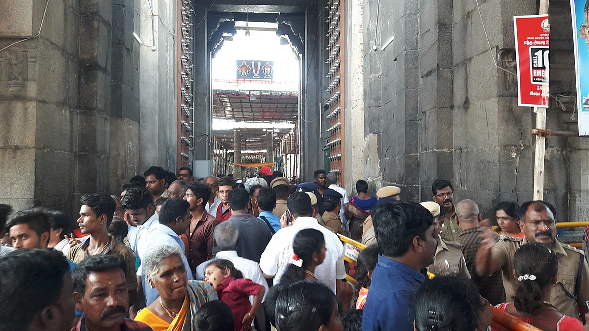 அத்திவரரை தரிசித்த பக்தர்கள் கூட்டம்