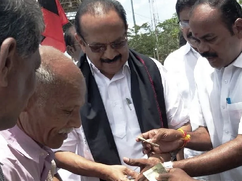 `காசு எங்க... இல்லையா; போயிட்டே இரு!’ - செல்ஃபி எடுத்த தொண்டர்களிடம் கறார் காட்டிய வைகோ