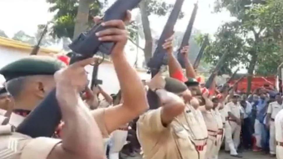 துப்பாக்கிக் குண்டுகள் முழங்க மரியாதை