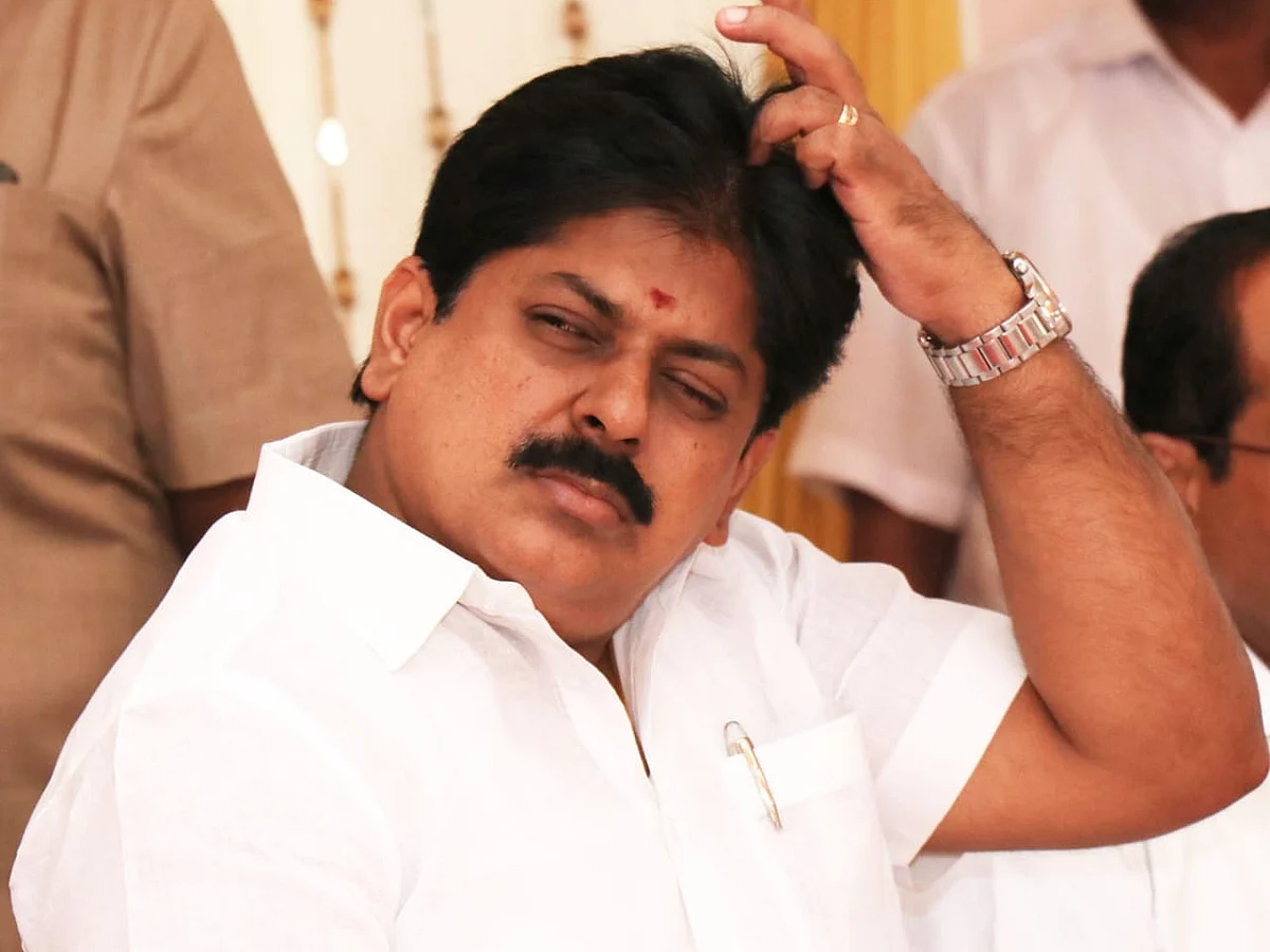 எடப்பாடி பழனிசாமி அமைச்சரவையில் முதல் அதிரடி! - அமைச்சர் மணிகண்டன் பதவிப் பறிப்பின் பின்னணி