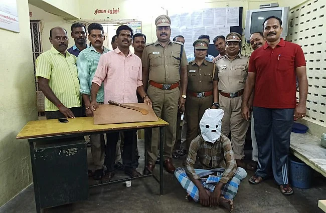 கைது செய்யப்பட்டவருடன் காவல்துறையினர்.