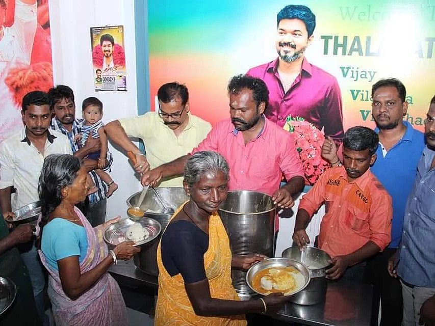 `அடுப்பை மட்டும் அணையாம பார்த்துக்கோங்க!'- ஏழைகளுக்கு விலையில்லா விருந்தளிக்கும் விஜய் ரசிகர்கள்