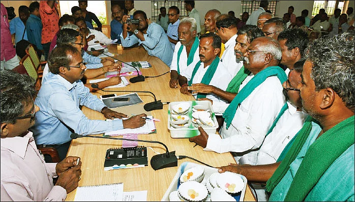 தஞ்சை மாவட்ட ஆட்சியருக்கு
இனிப்பு வழங்கும் விவசாயிகள்....