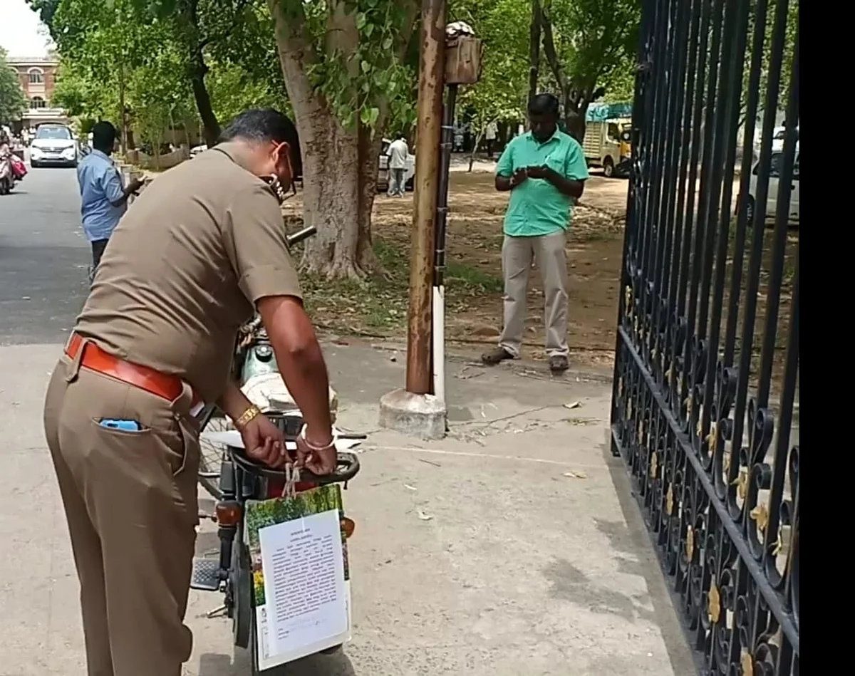 போலீஸ்