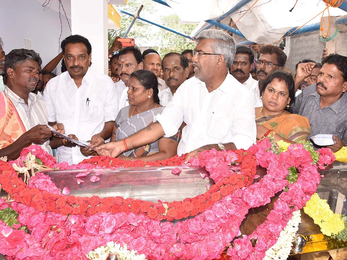 `கலெக்டராக ஆசைப்பட்டவளுக்கு, கலெக்டரே மாலை போடுறாரே..!’ - திருச்சி விபத்தின் கண்ணீர்க் காட்சிகள்