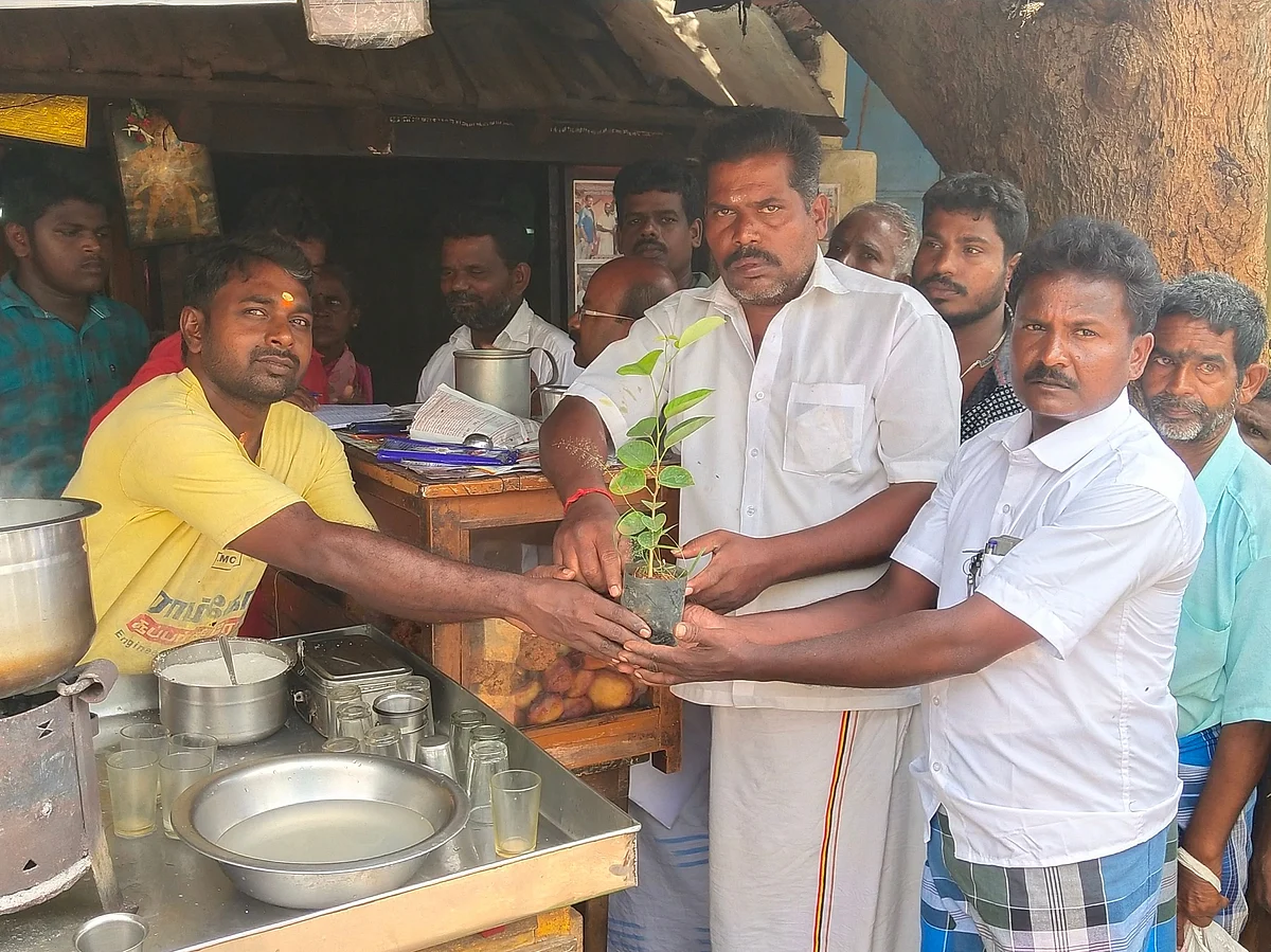 `அவர்கள் கவலைப்படுவதைப் பார்க்கும்போது கஷ்டமாக இருக்கும்!’ - டீக்கடை உரிமையாளரின் அசத்தல் முயற்சி