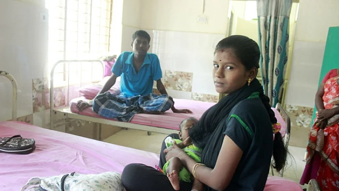 சண்முகம் மனைவி சௌமியாவோடு (இறப்பதற்கு முன்பு)