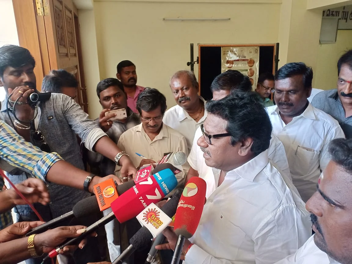 `மணிகண்டனின் பதவி பறிப்புக்கு நானும் ஒரு காரணம்!'- கருணாஸ்