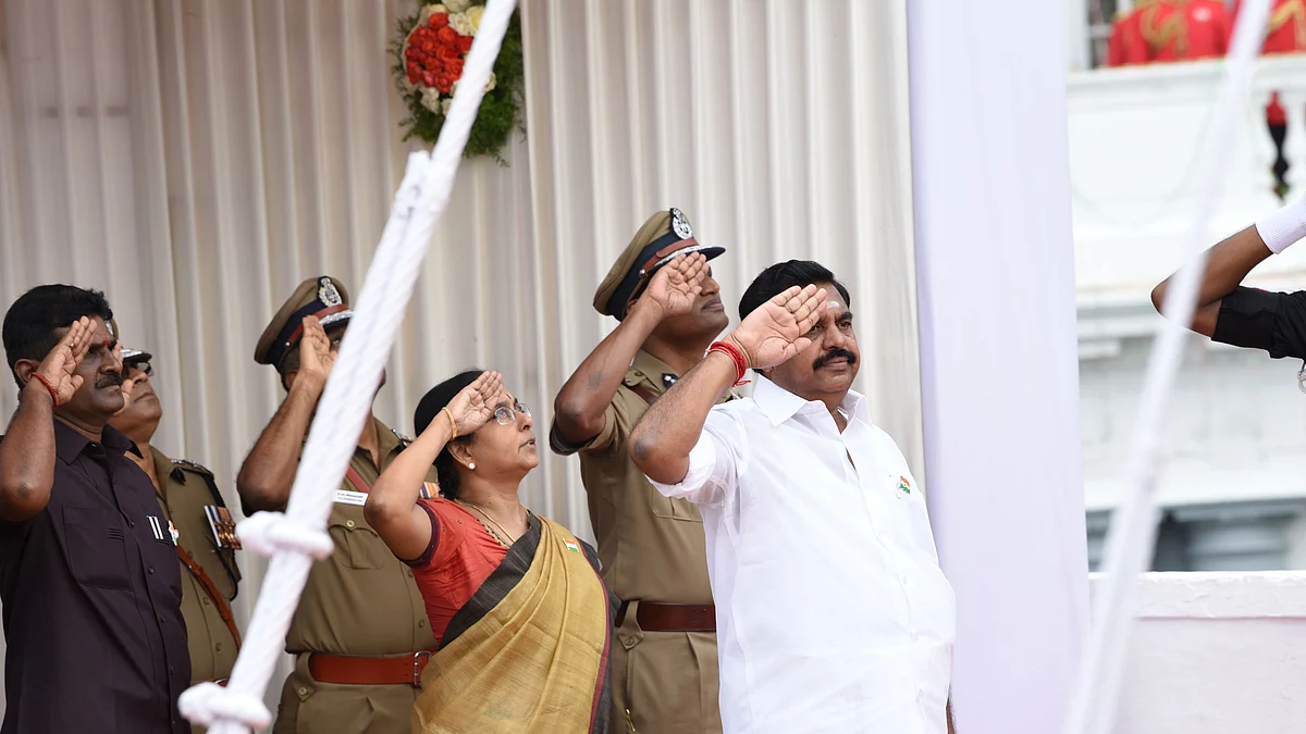 தேசியக் கொடிக்கு மரியாதை செலுத்தும் எடப்பாடி