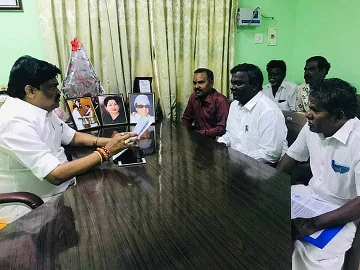 அமைச்சரிடம் கோரிக்கை மனு கொடுக்கும் பால் முகவர் சங்கத்தினர்