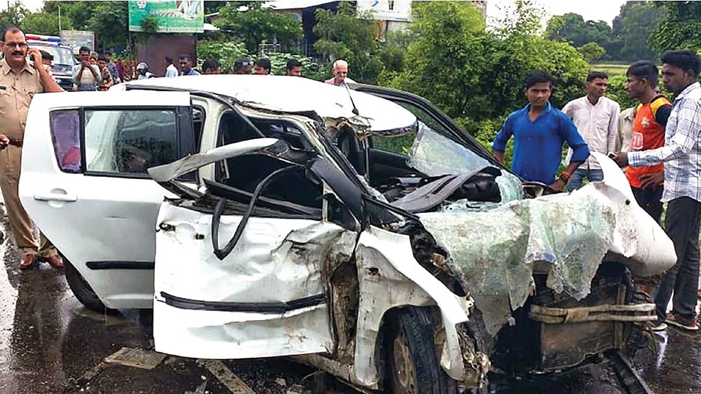 விபத்துக்குள்ளான கார்