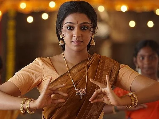 `வாட்... விஷாலுக்கு நிச்சயதார்த்தம் முடிஞ்சிருச்சா?!' - `டான்ஸ் க்ளாஸ்’ லட்சுமி மேனன்
