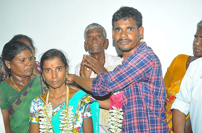 ஜெகதீஸ்வரி கழுத்தில் தாலி கட்டும் அலெக்சாண்டர்