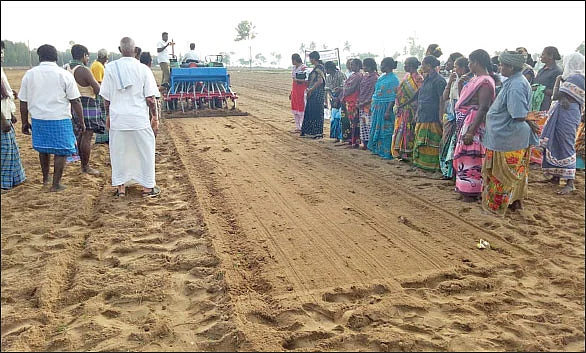 பண்ணைப் பள்ளி… செயல் விளக்கப் பயிற்சி… தொலைபேசி மூலம் ஆலோசனை…