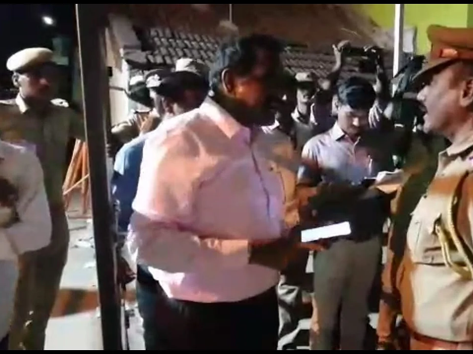 `பாஸ் இல்லாம எப்படி அனுமதிச்சீங்க?' - அத்திவரதர் தரிசனத்தில் போலீஸாரிடம் கடுகடுத்த கலெக்டர்
