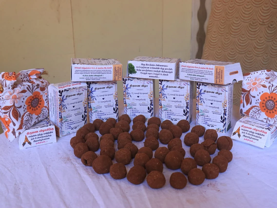 எங்கு விதைக்கணும்; அதன் நன்மைகள் என்ன? - விதைப்பந்து தாம்பூலம் வழங்கி அசத்திய மணமகள் வீட்டார்