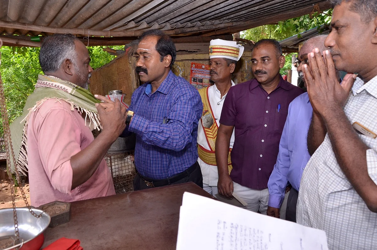 சால்வை அணிவிக்கும் கலெக்டர்