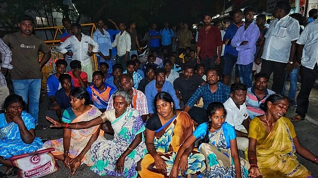 மருத்துவமனை முன்பு போராட்டம்