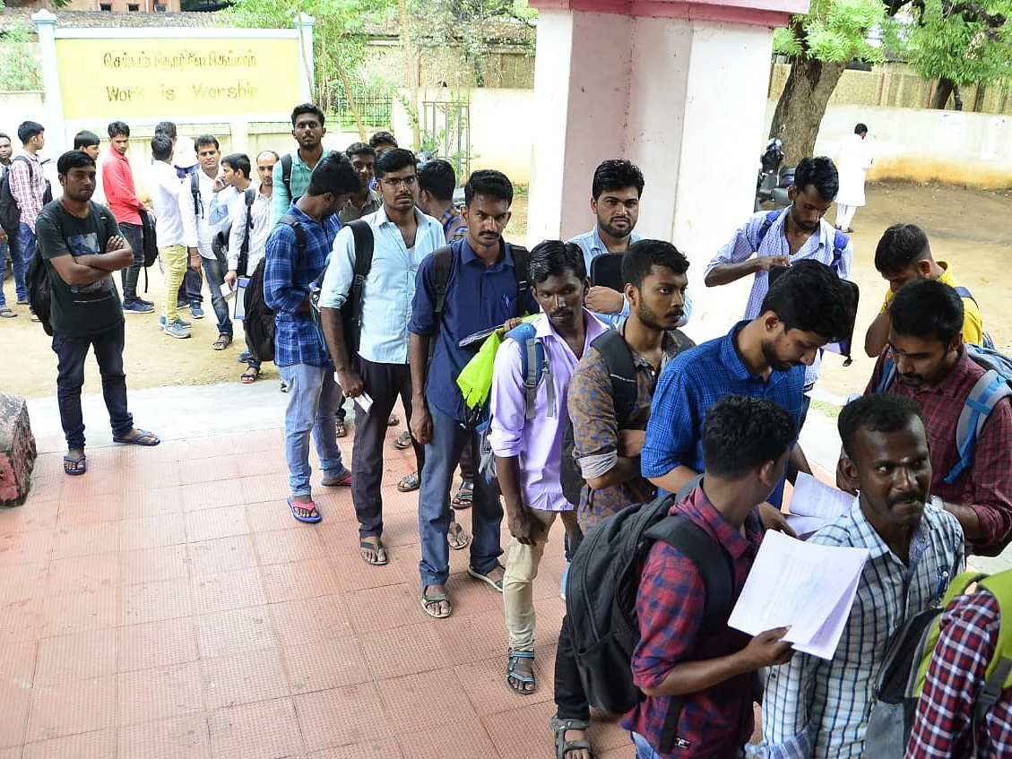 `மதுரை கோட்டம் ரயில்வே பணியிடங்கள்’ - 90 சதவிகித இடங்களுக்கு வட மாநிலத்தவர்கள் தேர்வு!