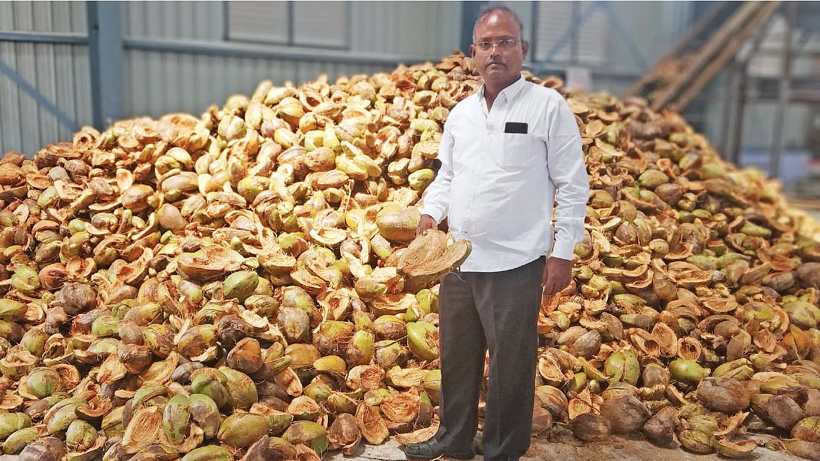 தேங்காய் மட்டைகளுடன் ராஜரத்தினம்