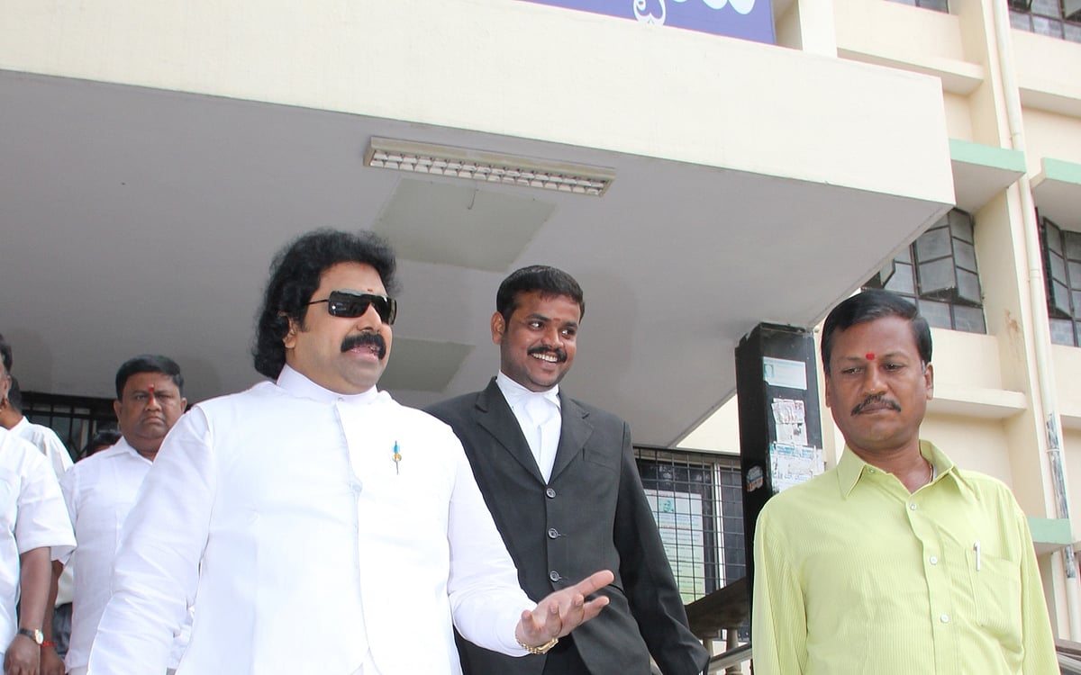 `அன்று பல கோடியில் திருமணம்... இன்று 10 கோடிக்குத் திண்டாட்டம்' - பரிதாபத்தில் சுதாகரன்!