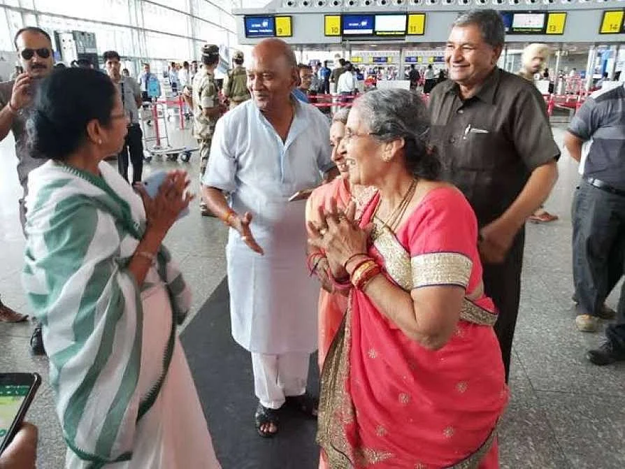 எதேச்சையாக நடந்த சந்திப்பு- மோடியின் மனைவிக்கு புடவை பரிசளித்த மம்தா!
