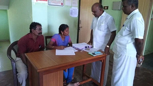 வேட்புமனு வாங்குவதற்கு தாலுகா அலுவலகம் வந்த தமிழ்ச்செல்வன்