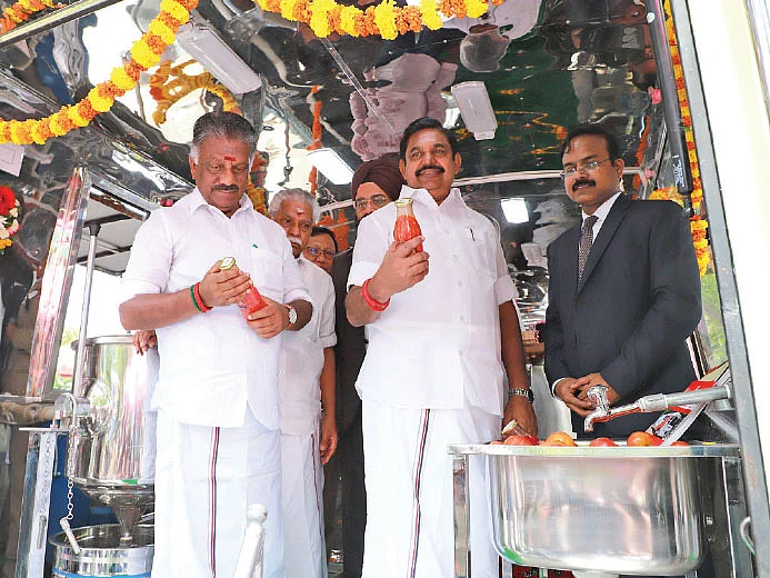 விவசாயிகளின் தோட்டத்துக்கே வரும் நடமாடும் தக்காளிக் கூழாக்கும் இயந்திரம்!