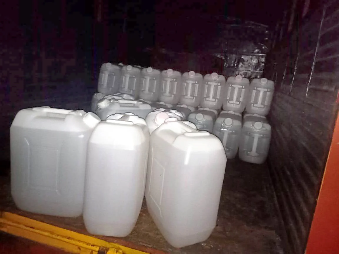 எரிசாராயம் நிரப்பபட்ட கேன்கள்