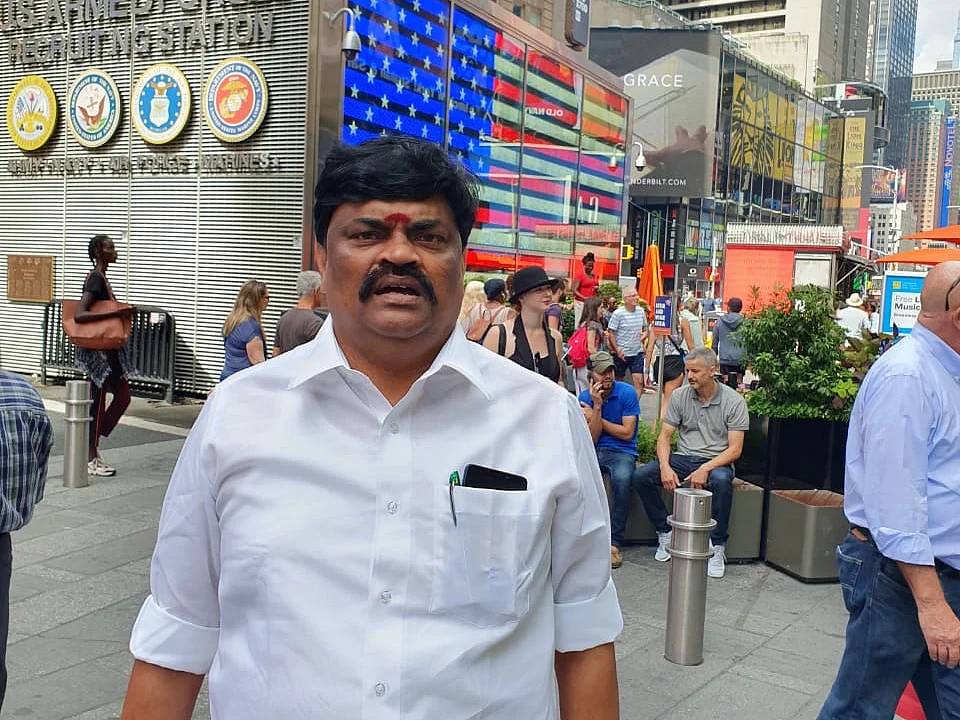 `சார்.. உங்க வீடியோவை யூடியூப்ல பார்ப்போம்!' - நியூயார்க்கைக் கலக்கிய ராஜேந்திர பாலாஜி