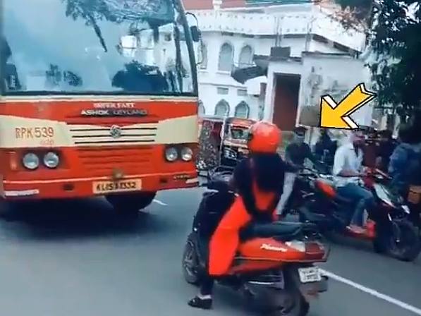 தவறான ரூட்டில் வந்த அரசு பஸ்; நடுரோட்டில் பெண் காட்டிய `தில்'!- தெறிக்கவிட்ட வீடியோ