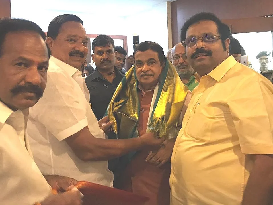`வாழ்க பெரியார்!’ - மத்திய அமைச்சர் முன்பு தி.மு.க-வினர் திடீர் முழக்கம்