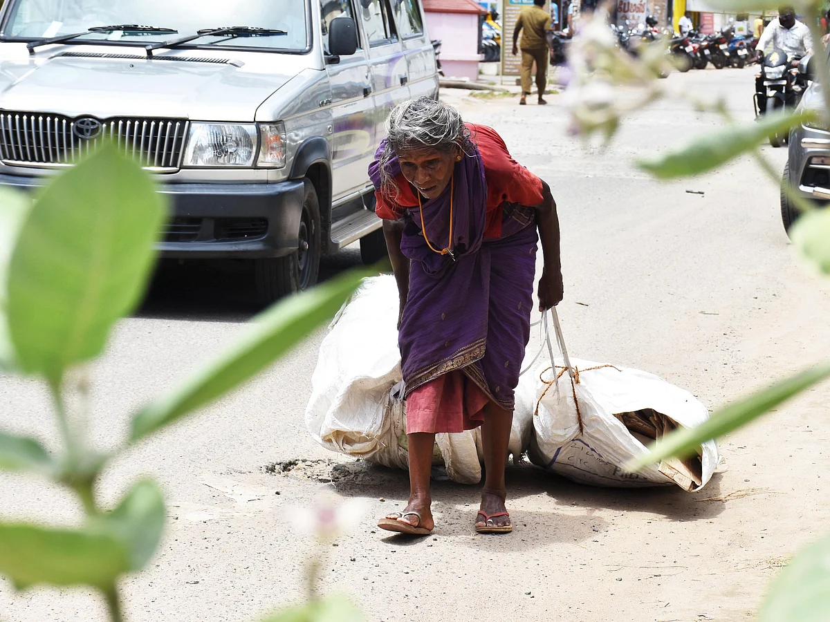 ``வீட்டை விட்டு வந்து 5 வருஷமாச்சு; பேரப்புள்ளைங்கள பார்க்க ஆசையா இருக்கு!" - 75 வயது லட்சுமி பாட்டி