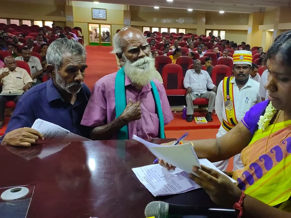 `பி.வி.சிந்துவைத் திருமணம் செய்ய உதவுங்கள்!' - பெண் அதிகாரியிடம் அடம்பிடித்த ராமநாதபுர முதியவர்