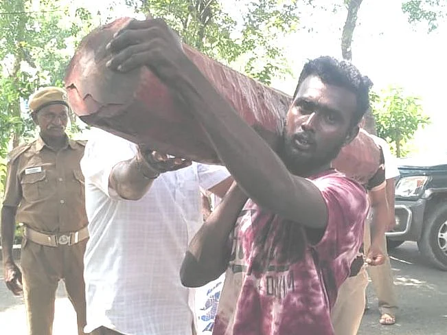 `சேற்றில் சிக்கிய காரில் செம்மரம்!’- கிராம மக்களைக் கண்டதும் தப்பி ஓடிய கடத்தல்காரர்கள்