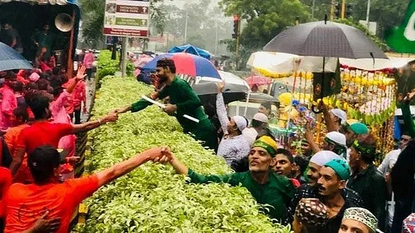 மொகரம் மற்றும் கணபதி ஊர்வலம் சந்தித்த காட்சி