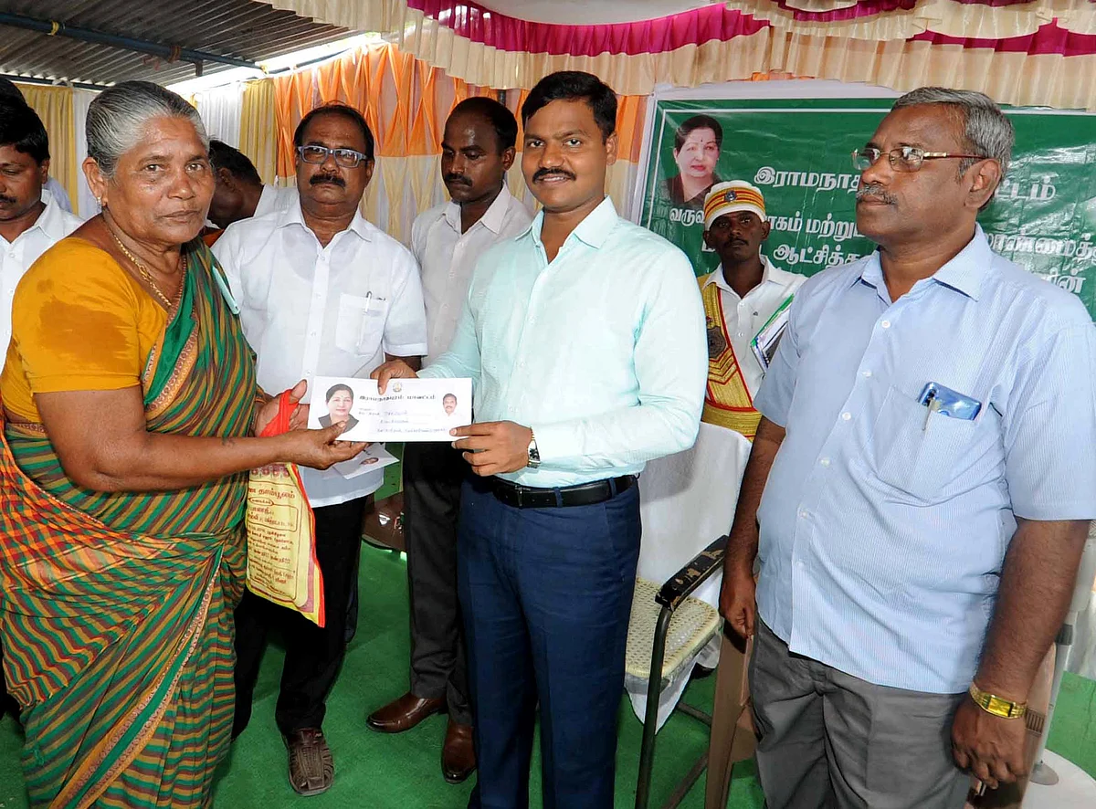 மக்கள் தொடர்பு திட்ட முகாமில் மாவட்ட ஆட்சியர்