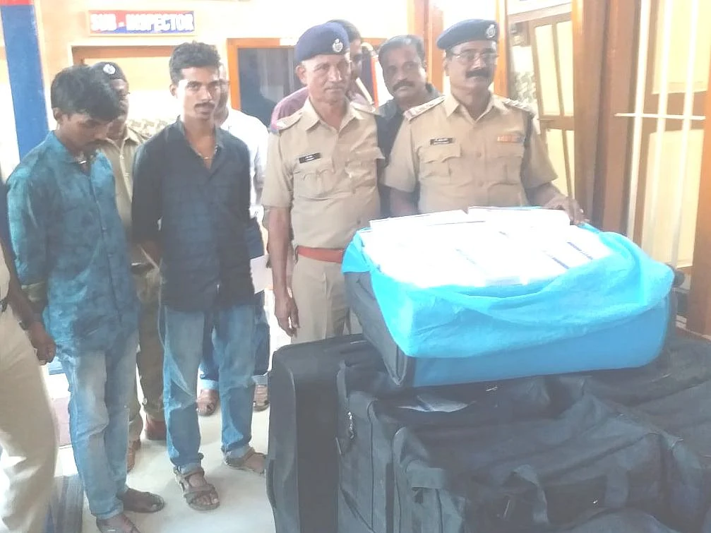 `சென்னை ரிஸ்க்; காட்பாடி ஈஸி!” - தென்கொரிய சிகரெட் பாக்கெட்டுகளுடன் சிக்கிய சென்னைக் கும்பல்