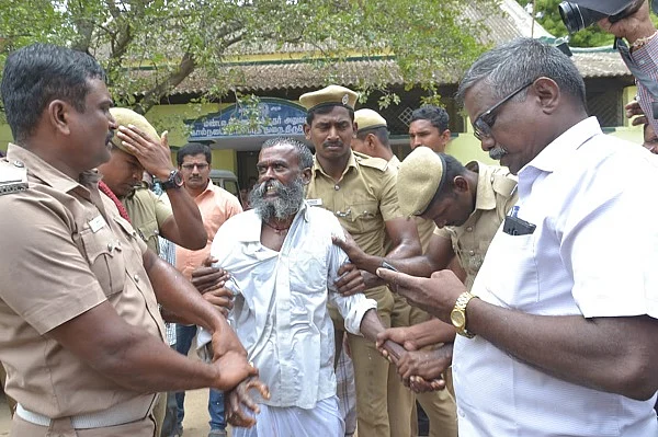 தீக்குளிப்பைத் தடுத்த போலீஸார்