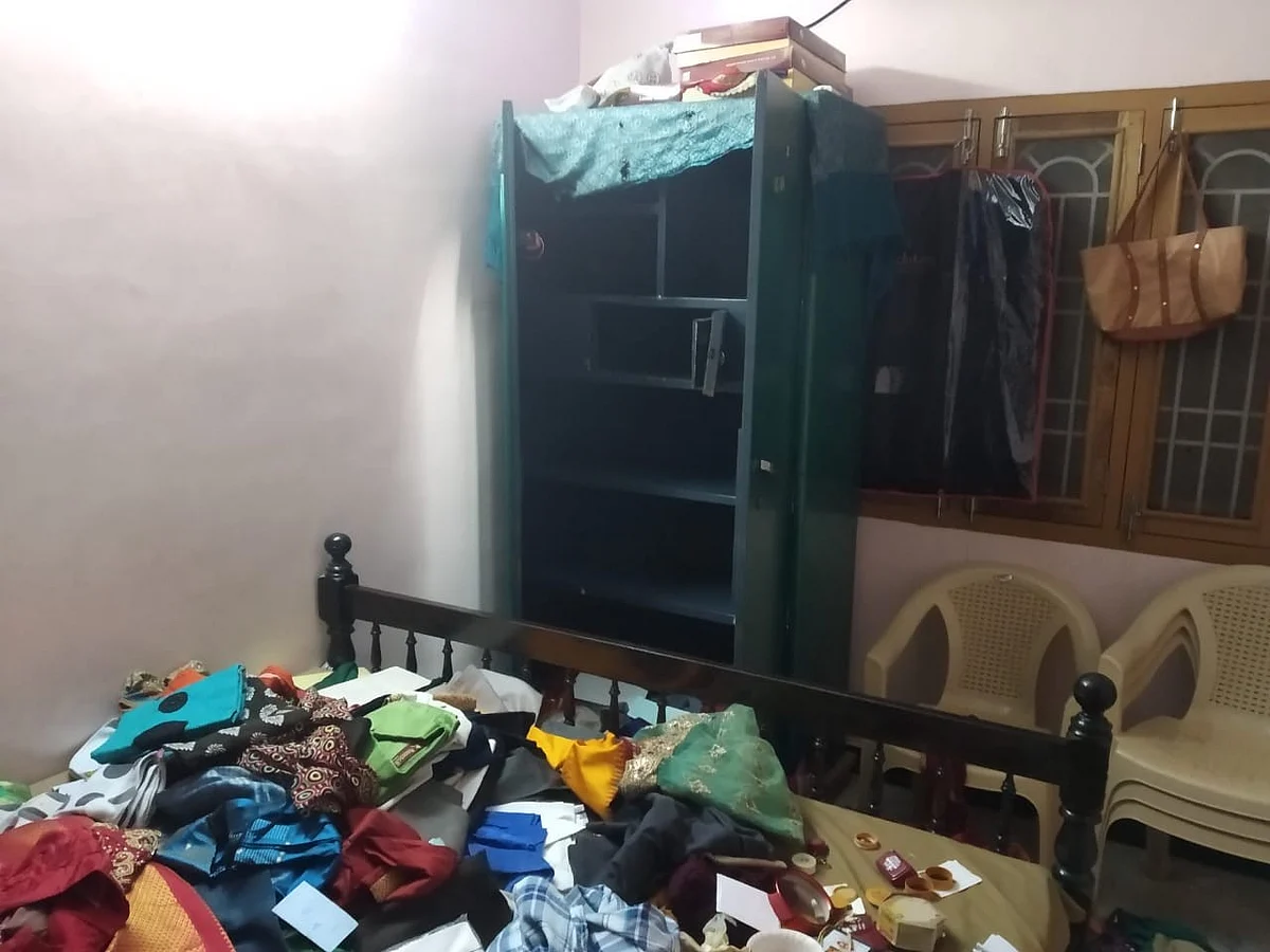 சிதறிக்கிடக்கும் பொருள்கள்