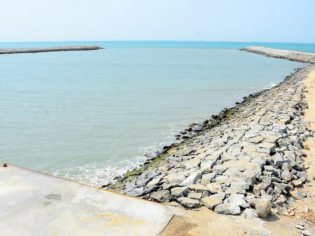 பணிகளே நிறைவடையாமல் எடப்பாடி பழனிசாமி திறந்துவைத்த மூக்கையூர் துறைமுகம்... குமுறும் மீனவர்கள்!
