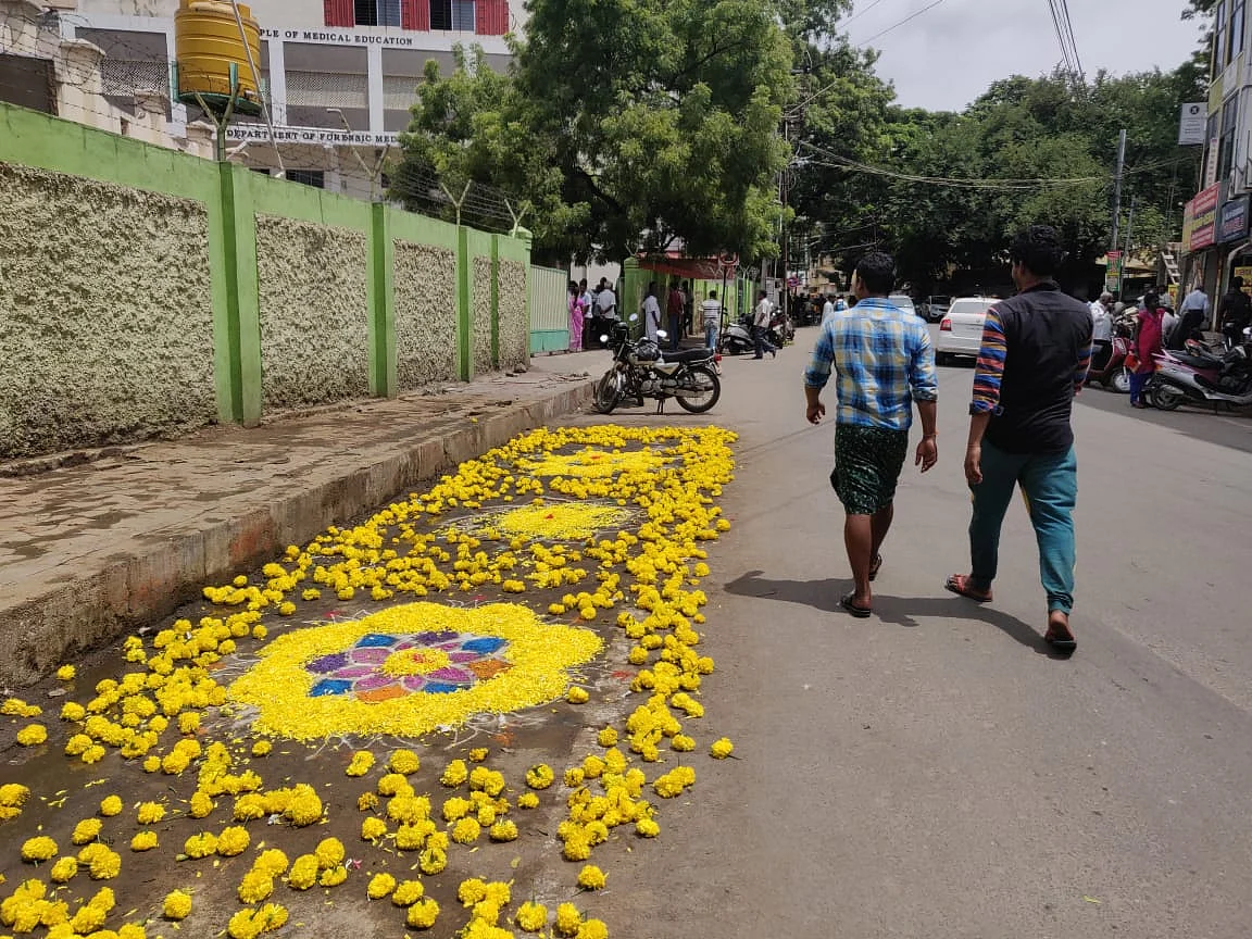 `பொது வீதியில் இனி குப்பையை வீச முடியாது!'- கோவை மாநகராட்சியின் `பூக்கோலம்' பிளான்