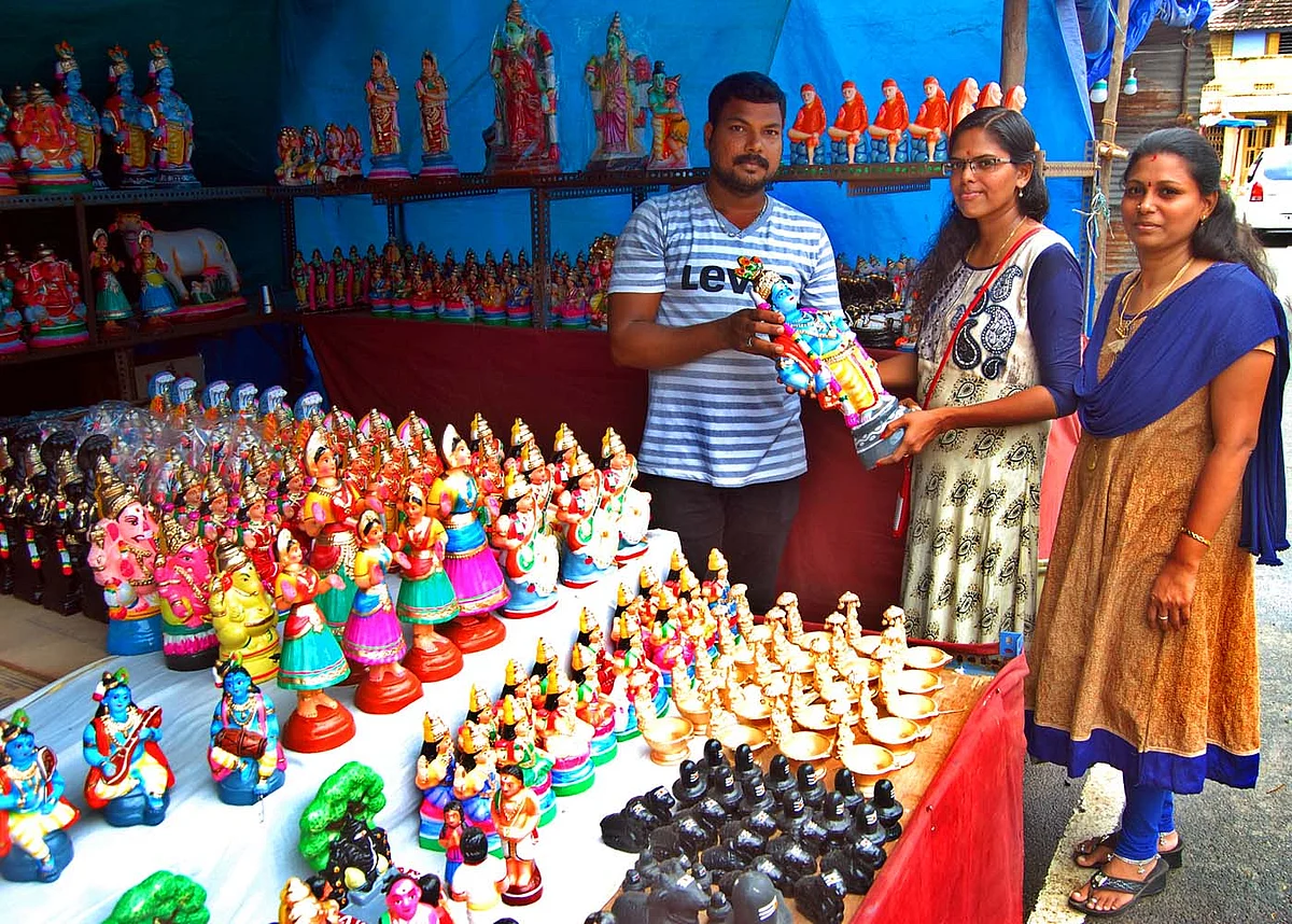 கொலு பொம்மைகளை வாங்கும் பெண்கள்