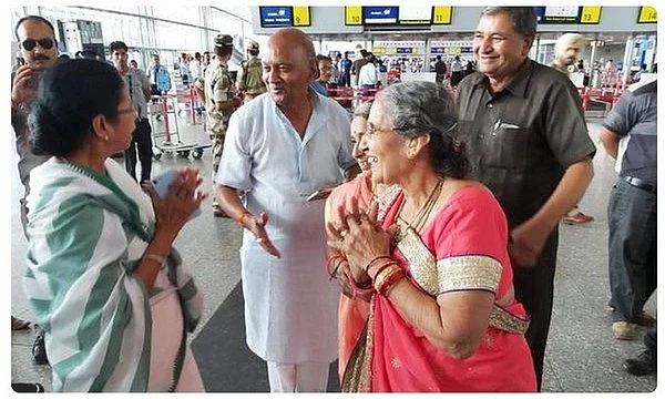 மோடியின் மனைவியுடன் மம்தா சந்திப்பு