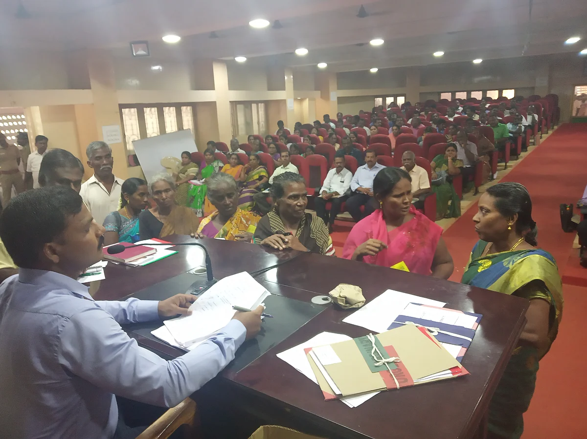 `இழுத்த அதிகாரி; திமிறிய பெண்'- கணவரின் இறப்புக்கு நிதி கோரி ஆட்சியர் முன் `கண்ணீர்' போராட்டம்!
