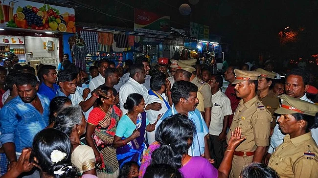 காவல் துறையினருடன் வாக்குவாதம்