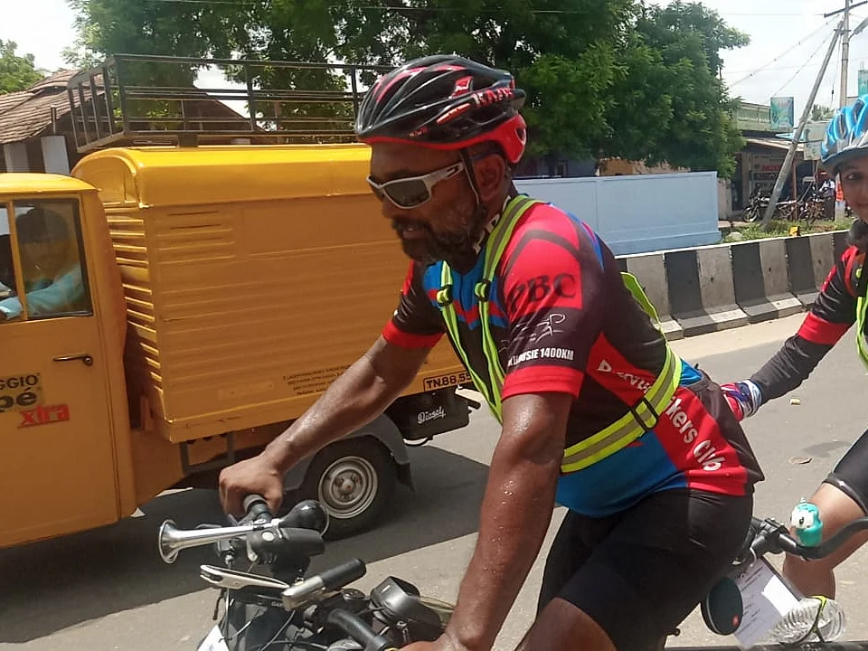 டேண்டம் சைக்கிள், 600 கி.மீ தூரம், 40 மணிநேர டார்கெட்! - கரூரைக் கலக்கிய கேரள நண்பர்கள்