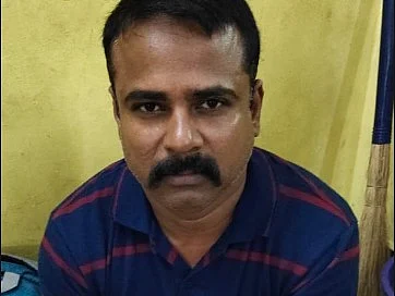 `எங்கிட்டயே கேள்வி கேக்கறியா?'-சென்னை ரயில்நிலையத்தில் பெண்களோடு பிடிபட்ட `கஞ்சா' கணேசன்