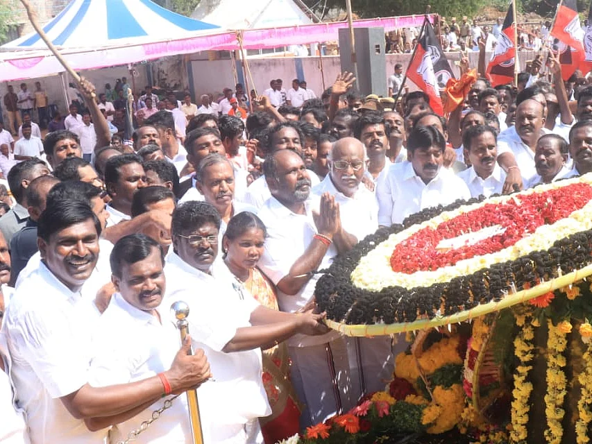 ` உலகின் 8-வது அதிசயம் எடப்பாடி பழனிசாமி!' - அமைச்சர் ஆர்.பி.உதயகுமார்
